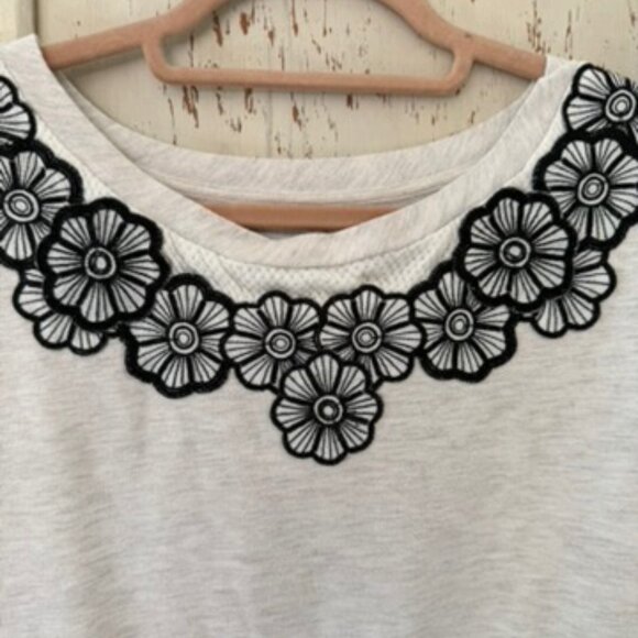 ANTHROPOLOGIE SATURDAY SUNDAY APPLIQUE SWEATSHIRT - Picture 2 of 5